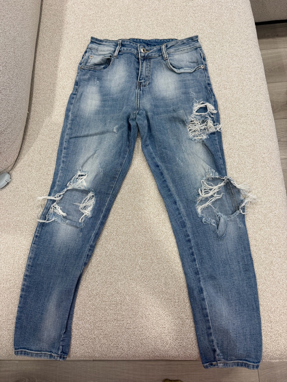 Distressed jeans - Picture 2 of 6